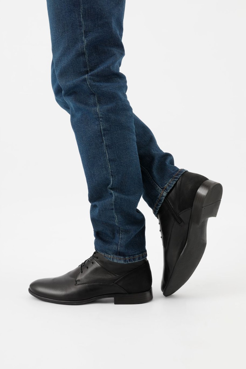 Elegantné pánske topánky v kombinácii s tmavomodrými džínsami